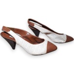 NEW FACE BY DIFFUSION - SAPATO, MODELO SLINGBACK, PADRÃO BICOLOR, CONFECCIONADO EM TECIDO TEXTURIZADO ORNADO COM COURO, CORES OFF-WHITE E MARROM, SALTO 9, TAMANHO 38. NECESSITA REPOSIÇÃO DA BORRACHINHA E/OU TAQUINHO DO SALTO, DITO HEEL CAP, CONFORME FOTOS ANEXAS. TRATA-SE DE PEÇA SEMINOVA, PODENDO APRESENTAR SINAIS DE USO, MARCAS DO TEMPO, DESGASTES NATURAIS, PEQUENAS IMPERFEIÇÕES, RESTAUROS, REPAROS E/OU OUTRAS CARACTERÍSTICAS PRÓPRIAS DE SUA NATUREZA, USO E ESTADO DE CONSERVAÇÃO, NÃO SENDO TAIS ASPECTOS, POR SI SÓ, MOTIVO PARA DESCLASSIFICAÇÃO, CANCELAMENTO OU QUESTIONAMENTOS POSTERIORES, DEVENDO O ARREMATANTE CONSIDERAR TAIS CONDIÇÕES PREVIAMENTE À OFERTA E ARREMATAÇÃO.