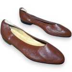 POLAR - SAPATILHA CONFECCIONADA EM COURO, COR MARROM, TAMANHO 37. TRATA-SE DE PEÇA SEMINOVA, PODENDO APRESENTAR SINAIS DE USO, MARCAS DO TEMPO, DESGASTES NATURAIS, PEQUENAS IMPERFEIÇÕES, RESTAUROS, REPAROS E/OU OUTRAS CARACTERÍSTICAS PRÓPRIAS DE SUA NATUREZA, USO E ESTADO DE CONSERVAÇÃO, NÃO SENDO TAIS ASPECTOS, POR SI SÓ, MOTIVO PARA DESCLASSIFICAÇÃO, CANCELAMENTO OU QUESTIONAMENTOS POSTERIORES, DEVENDO O ARREMATANTE CONSIDERAR TAIS CONDIÇÕES PREVIAMENTE À OFERTA E ARREMATAÇÃO.