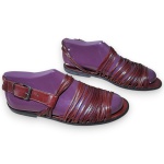 NEW GIPSY - SANDÁLIA, MODELO RASTEIRA, CONFECCIONADA EM COURO, COR MARSALA, TAMANHO 39. TRATA-SE DE PEÇA SEMINOVA, PODENDO APRESENTAR SINAIS DE USO, MARCAS DO TEMPO, DESGASTES NATURAIS, PEQUENAS IMPERFEIÇÕES, RESTAUROS, REPAROS E/OU OUTRAS CARACTERÍSTICAS PRÓPRIAS DE SUA NATUREZA, USO E ESTADO DE CONSERVAÇÃO, NÃO SENDO TAIS ASPECTOS, POR SI SÓ, MOTIVO PARA DESCLASSIFICAÇÃO, CANCELAMENTO OU QUESTIONAMENTOS POSTERIORES, DEVENDO O ARREMATANTE CONSIDERAR TAIS CONDIÇÕES PREVIAMENTE À OFERTA E ARREMATAÇÃO. 