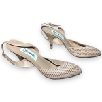 DANIELLA BY PERFIL - SAPATO, MODELO SLINGBACK, PADRÃO XADREZ, CONFECCIONADO EM COURO, CORES NUDE E PRATA VELHO, SALTO 9, TAMANHO 37. NECESSITA REPOSIÇÃO DA BORRACHINHA E/OU TAQUINHO DO SALTO, DITO HEEL CAP, CONFORME FOTOS ANEXAS. TRATA-SE DE PEÇA SEMINOVA, PODENDO APRESENTAR SINAIS DE USO, MARCAS DO TEMPO, DESGASTES NATURAIS, PEQUENAS IMPERFEIÇÕES, RESTAUROS, REPAROS E/OU OUTRAS CARACTERÍSTICAS PRÓPRIAS DE SUA NATUREZA, USO E ESTADO DE CONSERVAÇÃO, NÃO SENDO TAIS ASPECTOS, POR SI SÓ, MOTIVO PARA DESCLASSIFICAÇÃO, CANCELAMENTO OU QUESTIONAMENTOS POSTERIORES, DEVENDO O ARREMATANTE CONSIDERAR TAIS CONDIÇÕES PREVIAMENTE À OFERTA E ARREMATAÇÃO.