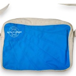 MARIO D`ALLEGRO - BOLSA DE OMBRO EM TECIDO LONADO, CORES AZUL CELESTE E BEGE, MEDINDO 25 X 36 CM. TRATA-SE DE PEÇA SEMINOVA, PODENDO APRESENTAR SINAIS DE USO, MARCAS DO TEMPO, DESGASTES NATURAIS, PEQUENAS IMPERFEIÇÕES, RESTAUROS, REPAROS E/OU OUTRAS CARACTERÍSTICAS PRÓPRIAS DE SUA NATUREZA, USO E ESTADO DE CONSERVAÇÃO, NÃO SENDO TAIS ASPECTOS, POR SI SÓ, MOTIVO PARA DESCLASSIFICAÇÃO, CANCELAMENTO OU QUESTIONAMENTOS POSTERIORES, DEVENDO O ARREMATANTE CONSIDERAR TAIS CONDIÇÕES PREVIAMENTE À OFERTA E ARREMATAÇÃO.