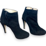 ZARA - BOTA CONFECCIONADA EM CAMURÇA, ESTILO ANKLE BOOTS, CANO CURTO, COR PRETA, FECHAMENTO LATERAL POR ZÍPER, SALTO 11, TAMANHO 38. TRATA-SE DE PEÇA SEMINOVA, PODENDO APRESENTAR SINAIS DE USO, MARCAS DO TEMPO, DESGASTES NATURAIS, PEQUENAS IMPERFEIÇÕES, RESTAUROS, REPAROS E/OU OUTRAS CARACTERÍSTICAS PRÓPRIAS DE SUA NATUREZA, USO E ESTADO DE CONSERVAÇÃO, NÃO SENDO TAIS ASPECTOS, POR SI SÓ, MOTIVO PARA DESCLASSIFICAÇÃO, CANCELAMENTO OU QUESTIONAMENTOS POSTERIORES, DEVENDO O ARREMATANTE CONSIDERAR TAIS CONDIÇÕES PREVIAMENTE À OFERTA E ARREMATAÇÃO.