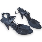 CZARINA - SANDÁLIA CONFECCIONADA CAMURÇA, COR PRETA, SALTO 9, TAMANHO 37. NECESSITA REPOSIÇÃO DA BORRACHINHA E/OU TAQUINHO DO SALTO, DITO HEEL CAP, CONFORME FOTOS ANEXAS. TRATA-SE DE PEÇA SEMINOVA, PODENDO APRESENTAR SINAIS DE USO, MARCAS DO TEMPO, DESGASTES NATURAIS, PEQUENAS IMPERFEIÇÕES, RESTAUROS, REPAROS E/OU OUTRAS CARACTERÍSTICAS PRÓPRIAS DE SUA NATUREZA, USO E ESTADO DE CONSERVAÇÃO, NÃO SENDO TAIS ASPECTOS, POR SI SÓ, MOTIVO PARA DESCLASSIFICAÇÃO, CANCELAMENTO OU QUESTIONAMENTOS POSTERIORES, DEVENDO O ARREMATANTE CONSIDERAR TAIS CONDIÇÕES PREVIAMENTE À OFERTA E ARREMATAÇÃO.