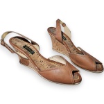 AGNUS - SANDÁLIA ANABELA, MODELO PEEP TOE, CONFECCIONADA EM COURO, COR CARAMELO, PALMILHA E SALTO REVESTIDOS EM CORTIÇA, MEDINDO 9 CM, TAMANHO 35. TRATA-SE DE PEÇA SEMINOVA, PODENDO APRESENTAR SINAIS DE USO, MARCAS DO TEMPO, DESGASTES NATURAIS, PEQUENAS IMPERFEIÇÕES, RESTAUROS, REPAROS E/OU OUTRAS CARACTERÍSTICAS PRÓPRIAS DE SUA NATUREZA, USO E ESTADO DE CONSERVAÇÃO, NÃO SENDO TAIS ASPECTOS, POR SI SÓ, MOTIVO PARA DESCLASSIFICAÇÃO, CANCELAMENTO OU QUESTIONAMENTOS POSTERIORES, DEVENDO O ARREMATANTE CONSIDERAR TAIS CONDIÇÕES PREVIAMENTE À OFERTA E ARREMATAÇÃO.