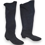 BOTA CONFECCIONADA EM CARMURÇA, ESTILO SLOUCHY, COR PRETA, CANO LONGO, SALTO 5, TAMANHO 38. TRATA-SE DE PEÇA SEMINOVA, PODENDO APRESENTAR SINAIS DE USO, MARCAS DO TEMPO, DESGASTES NATURAIS, PEQUENAS IMPERFEIÇÕES, RESTAUROS, REPAROS E/OU OUTRAS CARACTERÍSTICAS PRÓPRIAS DE SUA NATUREZA, USO E ESTADO DE CONSERVAÇÃO, NÃO SENDO TAIS ASPECTOS, POR SI SÓ, MOTIVO PARA DESCLASSIFICAÇÃO, CANCELAMENTO OU QUESTIONAMENTOS POSTERIORES, DEVENDO O ARREMATANTE CONSIDERAR TAIS CONDIÇÕES PREVIAMENTE À OFERTA E ARREMATAÇÃO.