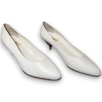 MODA CHANTILLY BY SAPASSO - SAPATO, MODELO SCARPIN, CONFECCIONADO EM COURO, COR BRANCA, SALTO 6, TAMANHO 38. TRATA-SE DE PEÇA SEMINOVA, PODENDO APRESENTAR SINAIS DE USO, MARCAS DO TEMPO, DESGASTES NATURAIS, PEQUENAS IMPERFEIÇÕES, RESTAUROS, REPAROS E/OU OUTRAS CARACTERÍSTICAS PRÓPRIAS DE SUA NATUREZA, USO E ESTADO DE CONSERVAÇÃO, NÃO SENDO TAIS ASPECTOS, POR SI SÓ, MOTIVO PARA DESCLASSIFICAÇÃO, CANCELAMENTO OU QUESTIONAMENTOS POSTERIORES, DEVENDO O ARREMATANTE CONSIDERAR TAIS CONDIÇÕES PREVIAMENTE À OFERTA E ARREMATAÇÃO.