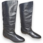 GALHARDI - BOTA CONFECCIONADA EM COURO, ESTILO SLOUCHY, COR PRETA, CANO LONGO DETALHADO COM FECHAMENTO EM ZÍPER, SALTO 3, TAMANHO 35. TRATA-SE DE PEÇA SEMINOVA, PODENDO APRESENTAR SINAIS DE USO, MARCAS DO TEMPO, DESGASTES NATURAIS, PEQUENAS IMPERFEIÇÕES, RESTAUROS, REPAROS E/OU OUTRAS CARACTERÍSTICAS PRÓPRIAS DE SUA NATUREZA, USO E ESTADO DE CONSERVAÇÃO, NÃO SENDO TAIS ASPECTOS, POR SI SÓ, MOTIVO PARA DESCLASSIFICAÇÃO, CANCELAMENTO OU QUESTIONAMENTOS POSTERIORES, DEVENDO O ARREMATANTE CONSIDERAR TAIS CONDIÇÕES PREVIAMENTE À OFERTA E ARREMATAÇÃO.