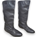 GALHARDI - BOTA CONFECCIONADA EM COURO, ESTILO SLOUCHY, COR CINZA, CANO LONGO DETALHADO COM FECHAMENTO EM ZÍPER, SALTO 3, TAMANHO 35. TRATA-SE DE PEÇA SEMINOVA, PODENDO APRESENTAR SINAIS DE USO, MARCAS DO TEMPO, DESGASTES NATURAIS, PEQUENAS IMPERFEIÇÕES, RESTAUROS, REPAROS E/OU OUTRAS CARACTERÍSTICAS PRÓPRIAS DE SUA NATUREZA, USO E ESTADO DE CONSERVAÇÃO, NÃO SENDO TAIS ASPECTOS, POR SI SÓ, MOTIVO PARA DESCLASSIFICAÇÃO, CANCELAMENTO OU QUESTIONAMENTOS POSTERIORES, DEVENDO O ARREMATANTE CONSIDERAR TAIS CONDIÇÕES PREVIAMENTE À OFERTA E ARREMATAÇÃO.