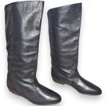 GALHARDI - BOTA CONFECCIONADA EM COURO, ESTILO SLOUCHY, COR PRETA, CANO LONGO DETALHADO COM FECHAMENTO EM ZÍPER, SALTO 3, TAMANHO 35. TRATA-SE DE PEÇA SEMINOVA, PODENDO APRESENTAR SINAIS DE USO, MARCAS DO TEMPO, DESGASTES NATURAIS, PEQUENAS IMPERFEIÇÕES, RESTAUROS, REPAROS E/OU OUTRAS CARACTERÍSTICAS PRÓPRIAS DE SUA NATUREZA, USO E ESTADO DE CONSERVAÇÃO, NÃO SENDO TAIS ASPECTOS, POR SI SÓ, MOTIVO PARA DESCLASSIFICAÇÃO, CANCELAMENTO OU QUESTIONAMENTOS POSTERIORES, DEVENDO O ARREMATANTE CONSIDERAR TAIS CONDIÇÕES PREVIAMENTE À OFERTA E ARREMATAÇÃO.