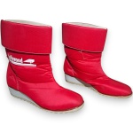 BOTA ANABELA CONFECCIONADA EM NYLON EM METALASSÊ, COR VERMELHA, CANO CURTO COM ESTAMPA SILCADA DESCRITA HOLLYWOOD, TAMANHO 36, PLATAFORMA 4. FABRICADO ESPECIALMENTE PARA DISTRIBUIÇÃO E/OU VENDA EM EVENTOS PUBLICITÁRIOS. NECESSITA TROCA DO SOLADO E/OU COLAGEM, CONFORME FOTOS EXTRAS. TRATA-SE DE PEÇA SEMINOVA, PODENDO APRESENTAR SINAIS DE USO, MARCAS DO TEMPO, DESGASTES NATURAIS, PEQUENAS IMPERFEIÇÕES, RESTAUROS, REPAROS E/OU OUTRAS CARACTERÍSTICAS PRÓPRIAS DE SUA NATUREZA, USO E ESTADO DE CONSERVAÇÃO, NÃO SENDO TAIS ASPECTOS, POR SI SÓ, MOTIVO PARA DESCLASSIFICAÇÃO, CANCELAMENTO OU QUESTIONAMENTOS POSTERIORES, DEVENDO O ARREMATANTE CONSIDERAR TAIS CONDIÇÕES PREVIAMENTE À OFERTA E ARREMATAÇÃO.