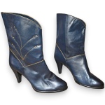 RENY - BOTA CONFECCIONADA EM COURO METALIZADO, COR AZUL-MARINHO, CANO MÉDIO DETALHADO COM BORDADO E TACHAS, SALTO 9, TAMANHO 38. NECESSITA DE COLOCAÇÃO DO TAQUINHO, DITO HEEL CAP. TRATA-SE DE PEÇA SEMINOVA, PODENDO APRESENTAR SINAIS DE USO, MARCAS DO TEMPO, DESGASTES NATURAIS, PEQUENAS IMPERFEIÇÕES, RESTAUROS, REPAROS E/OU OUTRAS CARACTERÍSTICAS PRÓPRIAS DE SUA NATUREZA, USO E ESTADO DE CONSERVAÇÃO, NÃO SENDO TAIS ASPECTOS, POR SI SÓ, MOTIVO PARA DESCLASSIFICAÇÃO, CANCELAMENTO OU QUESTIONAMENTOS POSTERIORES, DEVENDO O ARREMATANTE CONSIDERAR TAIS CONDIÇÕES PREVIAMENTE À OFERTA E ARREMATAÇÃO.