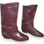 AMAZONIA - BOTA CONFECCIONADA EM COURO, COR MARSALA, CANO MÉDIO DETALHADO EM TRANÇADOS E ALÇAS COM NERVURAS PRESAS COM FIVELAS EM METAL, SALTO 3, TAMANHO 39. TRATA-SE DE PEÇA SEMINOVA, PODENDO APRESENTAR SINAIS DE USO, MARCAS DO TEMPO, DESGASTES NATURAIS, PEQUENAS IMPERFEIÇÕES, RESTAUROS, REPAROS E/OU OUTRAS CARACTERÍSTICAS PRÓPRIAS DE SUA NATUREZA, USO E ESTADO DE CONSERVAÇÃO, NÃO SENDO TAIS ASPECTOS, POR SI SÓ, MOTIVO PARA DESCLASSIFICAÇÃO, CANCELAMENTO OU QUESTIONAMENTOS POSTERIORES, DEVENDO O ARREMATANTE CONSIDERAR TAIS CONDIÇÕES PREVIAMENTE À OFERTA E ARREMATAÇÃO.