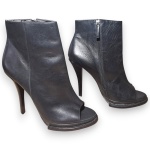 ANIMALE - BOTA ANKLE BOOT CONFECCIONADA EM COURO, MODELO OPEN TOE, COR PRETA, CANO CURTO, FECHAMENTO LATERAL POR ZÍPER, SALTO 12, TAMANHO 37. TRATA-SE DE PEÇA SEMINOVA, PODENDO APRESENTAR SINAIS DE USO, MARCAS DO TEMPO, DESGASTES NATURAIS, PEQUENAS IMPERFEIÇÕES, RESTAUROS, REPAROS E/OU OUTRAS CARACTERÍSTICAS PRÓPRIAS DE SUA NATUREZA, USO E ESTADO DE CONSERVAÇÃO, NÃO SENDO TAIS ASPECTOS, POR SI SÓ, MOTIVO PARA DESCLASSIFICAÇÃO, CANCELAMENTO OU QUESTIONAMENTOS POSTERIORES, DEVENDO O ARREMATANTE CONSIDERAR TAIS CONDIÇÕES PREVIAMENTE À OFERTA E ARREMATAÇÃO.