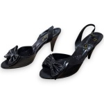 RECLAN - SANDÁLIA CONFECCIONADA EM COURO, FEITO A MÃO, MODELO SLINGBACK, COR PRETA, SALTO 9, TAMANHO 37. NECESSITA REPOSIÇÃO DA BORRACHINHA E/OU TAQUINHO DO SALTO, DITO HEEL CAP, CONFORME FOTOS ANEXAS. TRATA-SE DE PEÇA SEMINOVA, PODENDO APRESENTAR SINAIS DE USO, MARCAS DO TEMPO, DESGASTES NATURAIS, PEQUENAS IMPERFEIÇÕES, RESTAUROS, REPAROS E/OU OUTRAS CARACTERÍSTICAS PRÓPRIAS DE SUA NATUREZA, USO E ESTADO DE CONSERVAÇÃO, NÃO SENDO TAIS ASPECTOS, POR SI SÓ, MOTIVO PARA DESCLASSIFICAÇÃO, CANCELAMENTO OU QUESTIONAMENTOS POSTERIORES, DEVENDO O ARREMATANTE CONSIDERAR TAIS CONDIÇÕES PREVIAMENTE À OFERTA E ARREMATAÇÃO.