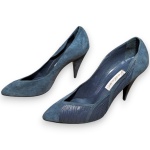 GALHARDI - SAPATO, MODELO SCARPIN, CONFECCIONADO EM COURO NOBUCK COM DETALHE NERVURADO EM COURO EM SUA LATERAL, COR CINZA, SALTO 10, TAMANHO 37. NECESSITA REPOSIÇÃO DA BORRACHINHA E/OU TAQUINHO DO SALTO, DITO HEEL CAP, CONFORME FOTOS ANEXAS. TRATA-SE DE PEÇA SEMINOVA, PODENDO APRESENTAR SINAIS DE USO, MARCAS DO TEMPO, DESGASTES NATURAIS, PEQUENAS IMPERFEIÇÕES, RESTAUROS, REPAROS E/OU OUTRAS CARACTERÍSTICAS PRÓPRIAS DE SUA NATUREZA, USO E ESTADO DE CONSERVAÇÃO, NÃO SENDO TAIS ASPECTOS, POR SI SÓ, MOTIVO PARA DESCLASSIFICAÇÃO, CANCELAMENTO OU QUESTIONAMENTOS POSTERIORES, DEVENDO O ARREMATANTE CONSIDERAR TAIS CONDIÇÕES PREVIAMENTE À OFERTA E ARREMATAÇÃO.