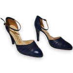 SAPASSO - SAPATO CONFECCIONADO EM COURO, COR AZUL-MARINHO, ALÇAS AJUSTÁVEIS NO TORNOZELO, SALTO 10, TAMANHO 37. TRATA-SE DE PEÇA SEMINOVA, PODENDO APRESENTAR SINAIS DE USO, MARCAS DO TEMPO, DESGASTES NATURAIS, PEQUENAS IMPERFEIÇÕES, RESTAUROS, REPAROS E/OU OUTRAS CARACTERÍSTICAS PRÓPRIAS DE SUA NATUREZA, USO E ESTADO DE CONSERVAÇÃO, NÃO SENDO TAIS ASPECTOS, POR SI SÓ, MOTIVO PARA DESCLASSIFICAÇÃO, CANCELAMENTO OU QUESTIONAMENTOS POSTERIORES, DEVENDO O ARREMATANTE CONSIDERAR TAIS CONDIÇÕES PREVIAMENTE À OFERTA E ARREMATAÇÃO.