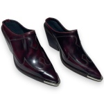 ANIMALE - SAPATO, MODELO MULE, ESTILO COUNTRY, CONFECCIONADO EM COURO, COR VINHO, SALTO 9, TAMANHO 36. TRATA-SE DE PEÇA SEMINOVA, PODENDO APRESENTAR SINAIS DE USO, MARCAS DO TEMPO, DESGASTES NATURAIS, PEQUENAS IMPERFEIÇÕES, RESTAUROS, REPAROS E/OU OUTRAS CARACTERÍSTICAS PRÓPRIAS DE SUA NATUREZA, USO E ESTADO DE CONSERVAÇÃO, NÃO SENDO TAIS ASPECTOS, POR SI SÓ, MOTIVO PARA DESCLASSIFICAÇÃO, CANCELAMENTO OU QUESTIONAMENTOS POSTERIORES, DEVENDO O ARREMATANTE CONSIDERAR TAIS CONDIÇÕES PREVIAMENTE À OFERTA E ARREMATAÇÃO. 