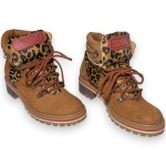 SCHUTZ - BOTA, MODELO COTURNO, CONFECCIONADA EM COURO NOBUCK, COR CARAMELO, DETALHES COM PADRONAGEM EM ANIMAL PRINT, CADARÇO FRONTAL, SOLADO TRATORADO, TAMANHO 35, NÃO ACOMPANHA CADARÇO. TRATA-SE DE PEÇA SEMINOVA, PODENDO APRESENTAR SINAIS DE USO, MARCAS DO TEMPO, DESGASTES NATURAIS, PEQUENAS IMPERFEIÇÕES, RESTAUROS, REPAROS E/OU OUTRAS CARACTERÍSTICAS PRÓPRIAS DE SUA NATUREZA, USO E ESTADO DE CONSERVAÇÃO, NÃO SENDO TAIS ASPECTOS, POR SI SÓ, MOTIVO PARA DESCLASSIFICAÇÃO, CANCELAMENTO OU QUESTIONAMENTOS POSTERIORES, DEVENDO O ARREMATANTE CONSIDERAR TAIS CONDIÇÕES PREVIAMENTE À OFERTA E ARREMATAÇÃO.