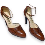 SAPASSO - SAPATO CONFECCIONADO EM COURO, COR MARROM, ALÇAS AJUSTÁVEIS NO TORNOZELO, SALTO 10, TAMANHO 36. TRATA-SE DE PEÇA SEMINOVA, PODENDO APRESENTAR SINAIS DE USO, MARCAS DO TEMPO, DESGASTES NATURAIS, PEQUENAS IMPERFEIÇÕES, RESTAUROS, REPAROS E/OU OUTRAS CARACTERÍSTICAS PRÓPRIAS DE SUA NATUREZA, USO E ESTADO DE CONSERVAÇÃO, NÃO SENDO TAIS ASPECTOS, POR SI SÓ, MOTIVO PARA DESCLASSIFICAÇÃO, CANCELAMENTO OU QUESTIONAMENTOS POSTERIORES, DEVENDO O ARREMATANTE CONSIDERAR TAIS CONDIÇÕES PREVIAMENTE À OFERTA E ARREMATAÇÃO.