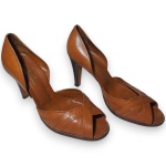 POLAR - SAPATO, MODELO PEEP TOE, CONFECCIONADO EM COURO, COR MARROM, SALTO 9, TAMANHO 37. NECESSITA REPOSIÇÃO DA BORRACHINHA E/OU TAQUINHO DO SALTO, DITO HEEL CAP, CONFORME FOTOS ANEXAS. TRATA-SE DE PEÇA SEMINOVA, PODENDO APRESENTAR SINAIS DE USO, MARCAS DO TEMPO, DESGASTES NATURAIS, PEQUENAS IMPERFEIÇÕES, RESTAUROS, REPAROS E/OU OUTRAS CARACTERÍSTICAS PRÓPRIAS DE SUA NATUREZA, USO E ESTADO DE CONSERVAÇÃO, NÃO SENDO TAIS ASPECTOS, POR SI SÓ, MOTIVO PARA DESCLASSIFICAÇÃO, CANCELAMENTO OU QUESTIONAMENTOS POSTERIORES, DEVENDO O ARREMATANTE CONSIDERAR TAIS CONDIÇÕES PREVIAMENTE À OFERTA E ARREMATAÇÃO.