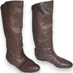 GALHARDI - BOTA CONFECCIONADA EM COURO, ESTILO SLOUCHY, COR MARROM, CANO LONGO DETALHADO COM FECHAMENTO EM ZÍPER, SALTO 3, TAMANHO 35. TRATA-SE DE PEÇA SEMINOVA, PODENDO APRESENTAR SINAIS DE USO, MARCAS DO TEMPO, DESGASTES NATURAIS, PEQUENAS IMPERFEIÇÕES, RESTAUROS, REPAROS E/OU OUTRAS CARACTERÍSTICAS PRÓPRIAS DE SUA NATUREZA, USO E ESTADO DE CONSERVAÇÃO, NÃO SENDO TAIS ASPECTOS, POR SI SÓ, MOTIVO PARA DESCLASSIFICAÇÃO, CANCELAMENTO OU QUESTIONAMENTOS POSTERIORES, DEVENDO O ARREMATANTE CONSIDERAR TAIS CONDIÇÕES PREVIAMENTE À OFERTA E ARREMATAÇÃO.