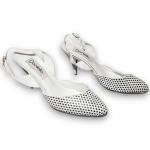 DANIELLA BY PERFIL - SAPATO, MODELO SLINGBACK, PADRÃO XADREZ, CONFECCIONADO EM COURO, CORES PRETO E BRANCO, SALTO 9, TAMANHO 37. NECESSITA REPOSIÇÃO DA BORRACHINHA E/OU TAQUINHO DO SALTO, DITO HEEL CAP, CONFORME FOTOS ANEXAS. TRATA-SE DE PEÇA SEMINOVA, PODENDO APRESENTAR SINAIS DE USO, MARCAS DO TEMPO, DESGASTES NATURAIS, PEQUENAS IMPERFEIÇÕES, RESTAUROS, REPAROS E/OU OUTRAS CARACTERÍSTICAS PRÓPRIAS DE SUA NATUREZA, USO E ESTADO DE CONSERVAÇÃO, NÃO SENDO TAIS ASPECTOS, POR SI SÓ, MOTIVO PARA DESCLASSIFICAÇÃO, CANCELAMENTO OU QUESTIONAMENTOS POSTERIORES, DEVENDO O ARREMATANTE CONSIDERAR TAIS CONDIÇÕES PREVIAMENTE À OFERTA E ARREMATAÇÃO.