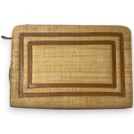 CARTEIRA CONFECCIONADA EM PALHA, DETALHES GEOMÉTRICOS EM COURO, FECHAMENTO EM ZÍPER, MEDINDO 21 X 30 CM. TRATA-SE DE PEÇA SEMINOVA, PODENDO APRESENTAR SINAIS DE USO, MARCAS DO TEMPO, DESGASTES NATURAIS, PEQUENAS IMPERFEIÇÕES, RESTAUROS, REPAROS E/OU OUTRAS CARACTERÍSTICAS PRÓPRIAS DE SUA NATUREZA, USO E ESTADO DE CONSERVAÇÃO, NÃO SENDO TAIS ASPECTOS, POR SI SÓ, MOTIVO PARA DESCLASSIFICAÇÃO, CANCELAMENTO OU QUESTIONAMENTOS POSTERIORES, DEVENDO O ARREMATANTE CONSIDERAR TAIS CONDIÇÕES PREVIAMENTE À OFERTA E ARREMATAÇÃO.