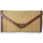 SCHILLER - CARTEIRA CONFECCIONADA EM PALHA, DETALHES EM COURO DE COURO, MEDINDO. TRATA-SE DE PEÇA SEMINOVA, PODENDO APRESENTAR SINAIS DE USO, MARCAS DO TEMPO, DESGASTES NATURAIS, PEQUENAS IMPERFEIÇÕES, RESTAUROS, REPAROS E/OU OUTRAS CARACTERÍSTICAS PRÓPRIAS DE SUA NATUREZA, USO E ESTADO DE CONSERVAÇÃO, NÃO SENDO TAIS ASPECTOS, POR SI SÓ, MOTIVO PARA DESCLASSIFICAÇÃO, CANCELAMENTO OU QUESTIONAMENTOS POSTERIORES, DEVENDO O ARREMATANTE CONSIDERAR TAIS CONDIÇÕES PREVIAMENTE À OFERTA E ARREMATAÇÃO.