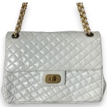 BOLSA CONFECCIONADA EM COURO EM METALASSÊ, COR BRANCA, BOLSOS INTERNOS, ALÇA EM CORRENTE PARA USO NO OMBRO OU TIRACOLO, FECHADURA EM METAL DOURADO, MEDINDO 18 X 25 CM. TRATA-SE DE PEÇA SEMINOVA, PODENDO APRESENTAR SINAIS DE USO, MARCAS DO TEMPO, DESGASTES NATURAIS, PEQUENAS IMPERFEIÇÕES, RESTAUROS, REPAROS E/OU OUTRAS CARACTERÍSTICAS PRÓPRIAS DE SUA NATUREZA, USO E ESTADO DE CONSERVAÇÃO, NÃO SENDO TAIS ASPECTOS, POR SI SÓ, MOTIVO PARA DESCLASSIFICAÇÃO, CANCELAMENTO OU QUESTIONAMENTOS POSTERIORES, DEVENDO O ARREMATANTE CONSIDERAR TAIS CONDIÇÕES PREVIAMENTE À OFERTA E ARREMATAÇÃO.