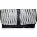 DANIELLA BY PERFIL - BOLSA CLUTCH, PADRÃO XADREZ, CONFECCIONADO EM COURO, CORES PRETO E BRANCO, MEDINDO 20 X 31 CM. TRATA-SE DE PEÇA SEMINOVA, PODENDO APRESENTAR SINAIS DE USO, MARCAS DO TEMPO, DESGASTES NATURAIS, PEQUENAS IMPERFEIÇÕES, RESTAUROS, REPAROS E/OU OUTRAS CARACTERÍSTICAS PRÓPRIAS DE SUA NATUREZA, USO E ESTADO DE CONSERVAÇÃO, NÃO SENDO TAIS ASPECTOS, POR SI SÓ, MOTIVO PARA DESCLASSIFICAÇÃO, CANCELAMENTO OU QUESTIONAMENTOS POSTERIORES, DEVENDO O ARREMATANTE CONSIDERAR TAIS CONDIÇÕES PREVIAMENTE À OFERTA E ARREMATAÇÃO.,