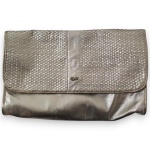 DANIELLA BY PERFIL - BOLSA CLUTCH, PADRÃO XADREZ, CONFECCIONADO EM COURO, COR PRATA VELHO, MEDINDO 20 X 31 CM. TRATA-SE DE PEÇA SEMINOVA, PODENDO APRESENTAR SINAIS DE USO, MARCAS DO TEMPO, DESGASTES NATURAIS, PEQUENAS IMPERFEIÇÕES, RESTAUROS, REPAROS E/OU OUTRAS CARACTERÍSTICAS PRÓPRIAS DE SUA NATUREZA, USO E ESTADO DE CONSERVAÇÃO, NÃO SENDO TAIS ASPECTOS, POR SI SÓ, MOTIVO PARA DESCLASSIFICAÇÃO, CANCELAMENTO OU QUESTIONAMENTOS POSTERIORES, DEVENDO O ARREMATANTE CONSIDERAR TAIS CONDIÇÕES PREVIAMENTE À OFERTA E ARREMATAÇÃO.