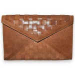 BOLSA CLUTCH CONFECCIONADA EM COURO, COR CARAMELO, ALÇA AJUSTAVÉL, BOLSO INTERNO, MEDINDO 20 X 30 CM. TRATA-SE DE PEÇA SEMINOVA, PODENDO APRESENTAR SINAIS DE USO, MARCAS DO TEMPO, DESGASTES NATURAIS, PEQUENAS IMPERFEIÇÕES, RESTAUROS, REPAROS E/OU OUTRAS CARACTERÍSTICAS PRÓPRIAS DE SUA NATUREZA, USO E ESTADO DE CONSERVAÇÃO, NÃO SENDO TAIS ASPECTOS, POR SI SÓ, MOTIVO PARA DESCLASSIFICAÇÃO, CANCELAMENTO OU QUESTIONAMENTOS POSTERIORES, DEVENDO O ARREMATANTE CONSIDERAR TAIS CONDIÇÕES PREVIAMENTE À OFERTA E ARREMATAÇÃO.