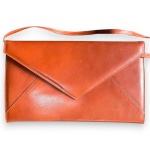 A. L. SANTOS - CARTEIRA CONFECCIONADA EM COURO, COR MARROM, BOLSO INTERNO, MEDINDO 17 X 28 CM. ACOMPANHA ALÇA REMOVÍVEL DE OMBRO. TRATA-SE DE PEÇA SEMINOVA, PODENDO APRESENTAR SINAIS DE USO, MARCAS DO TEMPO, DESGASTES NATURAIS, PEQUENAS IMPERFEIÇÕES, RESTAUROS, REPAROS E/OU OUTRAS CARACTERÍSTICAS PRÓPRIAS DE SUA NATUREZA, USO E ESTADO DE CONSERVAÇÃO, NÃO SENDO TAIS ASPECTOS, POR SI SÓ, MOTIVO PARA DESCLASSIFICAÇÃO, CANCELAMENTO OU QUESTIONAMENTOS POSTERIORES, DEVENDO O ARREMATANTE CONSIDERAR TAIS CONDIÇÕES PREVIAMENTE À OFERTA E ARREMATAÇÃO.