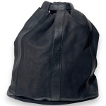 TERESA GUREG - BOLSA CONFECCIONADA EM COURO NOBUCK, LINHA BASES, ESTILO SACO MARINHEIRO, COR PRETA, ALÇA AJUSTAVÉL, MEDINDO 38 X 40 CM. TRATA-SE DE PEÇA SEMINOVA, PODENDO APRESENTAR SINAIS DE USO, MARCAS DO TEMPO, DESGASTES NATURAIS, PEQUENAS IMPERFEIÇÕES, RESTAUROS, REPAROS E/OU OUTRAS CARACTERÍSTICAS PRÓPRIAS DE SUA NATUREZA, USO E ESTADO DE CONSERVAÇÃO, NÃO SENDO TAIS ASPECTOS, POR SI SÓ, MOTIVO PARA DESCLASSIFICAÇÃO, CANCELAMENTO OU QUESTIONAMENTOS POSTERIORES, DEVENDO O ARREMATANTE CONSIDERAR TAIS CONDIÇÕES PREVIAMENTE À OFERTA E ARREMATAÇÃO.