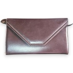 A. L. SANTOS - CARTEIRA CONFECCIONADA EM COURO METALIZADO, COR MARROM-CAFÉ, BOLSO INTERNO, MEDINDO 17 X 28 CM. ACOMPANHA ALÇA REMOVÍVEL DE OMBRO. TRATA-SE DE PEÇA SEMINOVA, PODENDO APRESENTAR SINAIS DE USO, MARCAS DO TEMPO, DESGASTES NATURAIS, PEQUENAS IMPERFEIÇÕES, RESTAUROS, REPAROS E/OU OUTRAS CARACTERÍSTICAS PRÓPRIAS DE SUA NATUREZA, USO E ESTADO DE CONSERVAÇÃO, NÃO SENDO TAIS ASPECTOS, POR SI SÓ, MOTIVO PARA DESCLASSIFICAÇÃO, CANCELAMENTO OU QUESTIONAMENTOS POSTERIORES, DEVENDO O ARREMATANTE CONSIDERAR TAIS CONDIÇÕES PREVIAMENTE À OFERTA E ARREMATAÇÃO.