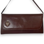 SUPERAL - CARTEIRA CONFECCIONADA EM COURO, COR MARROM, MEDINDO 17 X 33 CM. ACOMPANHA ALÇA REMOVÍVEL DE OMBRO. TRATA-SE DE PEÇA SEMINOVA, PODENDO APRESENTAR SINAIS DE USO, MARCAS DO TEMPO, DESGASTES NATURAIS, PEQUENAS IMPERFEIÇÕES, RESTAUROS, REPAROS E/OU OUTRAS CARACTERÍSTICAS PRÓPRIAS DE SUA NATUREZA, USO E ESTADO DE CONSERVAÇÃO, NÃO SENDO TAIS ASPECTOS, POR SI SÓ, MOTIVO PARA DESCLASSIFICAÇÃO, CANCELAMENTO OU QUESTIONAMENTOS POSTERIORES, DEVENDO O ARREMATANTE CONSIDERAR TAIS CONDIÇÕES PREVIAMENTE À OFERTA E ARREMATAÇÃO.