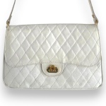 BOLSA TIRACOLO EM COURO MATELASSÊ, COR BRANCA, ALÇA AJUSTAVÉL, BOLSO INTERNO, MEDINDO 17 X 26 CM. TRATA-SE DE PEÇA SEMINOVA, PODENDO APRESENTAR SINAIS DE USO, MARCAS DO TEMPO, DESGASTES NATURAIS, PEQUENAS IMPERFEIÇÕES, RESTAUROS, REPAROS E/OU OUTRAS CARACTERÍSTICAS PRÓPRIAS DE SUA NATUREZA, USO E ESTADO DE CONSERVAÇÃO, NÃO SENDO TAIS ASPECTOS, POR SI SÓ, MOTIVO PARA DESCLASSIFICAÇÃO, CANCELAMENTO OU QUESTIONAMENTOS POSTERIORES, DEVENDO O ARREMATANTE CONSIDERAR TAIS CONDIÇÕES PREVIAMENTE À OFERTA E ARREMATAÇÃO.