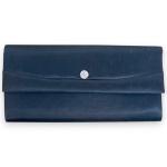 NISENBAUN - CARTEIRA CONFECCIONADA EM TECIDO ACETINADO, COR PRETA, BOLSOS INTERNOS, DECORAÇÃO DE BROCHE PRATEADO, MEDINDO 15 X 29 CM. TRATA-SE DE PEÇA SEMINOVA, PODENDO APRESENTAR SINAIS DE USO, MARCAS DO TEMPO, DESGASTES NATURAIS, PEQUENAS IMPERFEIÇÕES, RESTAUROS, REPAROS E/OU OUTRAS CARACTERÍSTICAS PRÓPRIAS DE SUA NATUREZA, USO E ESTADO DE CONSERVAÇÃO, NÃO SENDO TAIS ASPECTOS, POR SI SÓ, MOTIVO PARA DESCLASSIFICAÇÃO, CANCELAMENTO OU QUESTIONAMENTOS POSTERIORES, DEVENDO O ARREMATANTE CONSIDERAR TAIS CONDIÇÕES PREVIAMENTE À OFERTA E ARREMATAÇÃO.