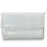 BOLSA CLUTCH CONFECCIONADA EM COURO, COR BRANCA, MEDINDO 14 X 21 CM. TRATA-SE DE PEÇA SEMINOVA, PODENDO APRESENTAR SINAIS DE USO, MARCAS DO TEMPO, DESGASTES NATURAIS, PEQUENAS IMPERFEIÇÕES, RESTAUROS, REPAROS E/OU OUTRAS CARACTERÍSTICAS PRÓPRIAS DE SUA NATUREZA, USO E ESTADO DE CONSERVAÇÃO, NÃO SENDO TAIS ASPECTOS, POR SI SÓ, MOTIVO PARA DESCLASSIFICAÇÃO, CANCELAMENTO OU QUESTIONAMENTOS POSTERIORES, DEVENDO O ARREMATANTE CONSIDERAR TAIS CONDIÇÕES PREVIAMENTE À OFERTA E ARREMATAÇÃO.