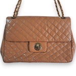 BOLSA DE OMBRO CONFECCIONADA EM COURO ECOLÓGICO, COR NUDE, FECHADURA E ALÇA EXECUTADOS EM METAL DOURADO, MEDINDO 17 X 26 CM. TRATA-SE DE PEÇA SEMINOVA, PODENDO APRESENTAR SINAIS DE USO, MARCAS DO TEMPO, DESGASTES NATURAIS, PEQUENAS IMPERFEIÇÕES, RESTAUROS, REPAROS E/OU OUTRAS CARACTERÍSTICAS PRÓPRIAS DE SUA NATUREZA, USO E ESTADO DE CONSERVAÇÃO, NÃO SENDO TAIS ASPECTOS, POR SI SÓ, MOTIVO PARA DESCLASSIFICAÇÃO, CANCELAMENTO OU QUESTIONAMENTOS POSTERIORES, DEVENDO O ARREMATANTE CONSIDERAR TAIS CONDIÇÕES PREVIAMENTE À OFERTA E ARREMATAÇÃO.