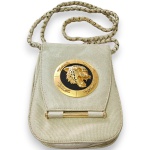 BOLSA TRANSVERSAL CONFECCIONADA EM TECIDO GORGURÃO, COR OFF-WHITE, DECORADA COM BROCHE EM METAL DOURADO DE CARA DE ONÇA, MEDINDO 21 X 17 CM. TRATA-SE DE PEÇA SEMINOVA, PODENDO APRESENTAR SINAIS DE USO, MARCAS DO TEMPO, DESGASTES NATURAIS, PEQUENAS IMPERFEIÇÕES, RESTAUROS, REPAROS E/OU OUTRAS CARACTERÍSTICAS PRÓPRIAS DE SUA NATUREZA, USO E ESTADO DE CONSERVAÇÃO, NÃO SENDO TAIS ASPECTOS, POR SI SÓ, MOTIVO PARA DESCLASSIFICAÇÃO, CANCELAMENTO OU QUESTIONAMENTOS POSTERIORES, DEVENDO O ARREMATANTE CONSIDERAR TAIS CONDIÇÕES PREVIAMENTE À OFERTA E ARREMATAÇÃO.