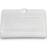 CARTEIRA CONFECCIONADA EM ACRÍLICO, COR BRANCA, MEDINDO 16 X 24 CM. TRATA-SE DE PEÇA SEMINOVA, PODENDO APRESENTAR SINAIS DE USO, MARCAS DO TEMPO, DESGASTES NATURAIS, PEQUENAS IMPERFEIÇÕES, RESTAUROS, REPAROS E/OU OUTRAS CARACTERÍSTICAS PRÓPRIAS DE SUA NATUREZA, USO E ESTADO DE CONSERVAÇÃO, NÃO SENDO TAIS ASPECTOS, POR SI SÓ, MOTIVO PARA DESCLASSIFICAÇÃO, CANCELAMENTO OU QUESTIONAMENTOS POSTERIORES, DEVENDO O ARREMATANTE CONSIDERAR TAIS CONDIÇÕES PREVIAMENTE À OFERTA E ARREMATAÇÃO.