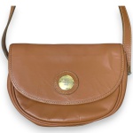 SMART BAG CASUAL - BOLSA TIRACOLO CONFECCIONADA EM COURO, COR CARAMELO, ALÇA AJUSTAVÉL, BOLSO INTERNO, MEDINDO 18 X 25 CM. TRATA-SE DE PEÇA SEMINOVA, PODENDO APRESENTAR SINAIS DE USO, MARCAS DO TEMPO, DESGASTES NATURAIS, PEQUENAS IMPERFEIÇÕES, RESTAUROS, REPAROS E/OU OUTRAS CARACTERÍSTICAS PRÓPRIAS DE SUA NATUREZA, USO E ESTADO DE CONSERVAÇÃO, NÃO SENDO TAIS ASPECTOS, POR SI SÓ, MOTIVO PARA DESCLASSIFICAÇÃO, CANCELAMENTO OU QUESTIONAMENTOS POSTERIORES, DEVENDO O ARREMATANTE CONSIDERAR TAIS CONDIÇÕES PREVIAMENTE À OFERTA E ARREMATAÇÃO.