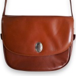 MESBLA - BOLSA TIRACOLO, CONFECCIONADA EM MATERIAL, POSSIVELMENTE COURO, COR CARAMELO, ALÇA AJUSTAVÉL, MEDINDO 16 X 25 CM. TRATA-SE DE PEÇA SEMINOVA, PODENDO APRESENTAR SINAIS DE USO, MARCAS DO TEMPO, DESGASTES NATURAIS, PEQUENAS IMPERFEIÇÕES, RESTAUROS, REPAROS E/OU OUTRAS CARACTERÍSTICAS PRÓPRIAS DE SUA NATUREZA, USO E ESTADO DE CONSERVAÇÃO, NÃO SENDO TAIS ASPECTOS, POR SI SÓ, MOTIVO PARA DESCLASSIFICAÇÃO, CANCELAMENTO OU QUESTIONAMENTOS POSTERIORES, DEVENDO O ARREMATANTE CONSIDERAR TAIS CONDIÇÕES PREVIAMENTE À OFERTA E ARREMATAÇÃO.