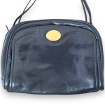 BOLSA TIRACOLO CONFECCIONADA EM COURO, COR AZUL-MARINHO, ALÇA AJUSTAVÉL, DUAS REPARTIRÇÕES INTERNAS, MEDINDO 17 X 24 CM. TRATA-SE DE PEÇA SEMINOVA, PODENDO APRESENTAR SINAIS DE USO, MARCAS DO TEMPO, DESGASTES NATURAIS, PEQUENAS IMPERFEIÇÕES, RESTAUROS, REPAROS E/OU OUTRAS CARACTERÍSTICAS PRÓPRIAS DE SUA NATUREZA, USO E ESTADO DE CONSERVAÇÃO, NÃO SENDO TAIS ASPECTOS, POR SI SÓ, MOTIVO PARA DESCLASSIFICAÇÃO, CANCELAMENTO OU QUESTIONAMENTOS POSTERIORES, DEVENDO O ARREMATANTE CONSIDERAR TAIS CONDIÇÕES PREVIAMENTE À OFERTA E ARREMATAÇÃO.