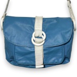 BOLSA TIRACOLO, ESTILO MENSAGEIRO, CONFECCIONADA EM MATERIAL SINTÉTICO, COR AZUL-CELESTE, BOLSO FRONTAL, MEDINDO 36 X 27 CM. TRATA-SE DE PEÇA SEMINOVA, PODENDO APRESENTAR SINAIS DE USO, MARCAS DO TEMPO, DESGASTES NATURAIS, PEQUENAS IMPERFEIÇÕES, RESTAUROS, REPAROS E/OU OUTRAS CARACTERÍSTICAS PRÓPRIAS DE SUA NATUREZA, USO E ESTADO DE CONSERVAÇÃO, NÃO SENDO TAIS ASPECTOS, POR SI SÓ, MOTIVO PARA DESCLASSIFICAÇÃO, CANCELAMENTO OU QUESTIONAMENTOS POSTERIORES, DEVENDO O ARREMATANTE CONSIDERAR TAIS CONDIÇÕES PREVIAMENTE À OFERTA E ARREMATAÇÃO.