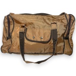 BOLSA DE VIAGEM CONFECCIONADA EM NYLON, COR CARAMELO, TRÊS BOLSOS EXTERNOS, FECHAMENTO EM ZÍPER, ALÇA DE MÃO, MEDINDO 32 X 54 CM. TRATA-SE DE PEÇA SEMINOVA, PODENDO APRESENTAR SINAIS DE USO, MARCAS DO TEMPO, DESGASTES NATURAIS, PEQUENAS IMPERFEIÇÕES, RESTAUROS, REPAROS E/OU OUTRAS CARACTERÍSTICAS PRÓPRIAS DE SUA NATUREZA, USO E ESTADO DE CONSERVAÇÃO, NÃO SENDO TAIS ASPECTOS, POR SI SÓ, MOTIVO PARA DESCLASSIFICAÇÃO, CANCELAMENTO OU QUESTIONAMENTOS POSTERIORES, DEVENDO O ARREMATANTE CONSIDERAR TAIS CONDIÇÕES PREVIAMENTE À OFERTA E ARREMATAÇÃO.