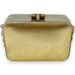 H.LAUFER & CIA LTDA - BOLSA CLUTCH CONFECCIONADA EM COURO, COR DOURADA, BOLSO INTERNO, ALÇA E FECHAMENTO EM METAL DOURADO, MEDINDO 10 X 15 CM. TRATA-SE DE PEÇA SEMINOVA, PODENDO APRESENTAR SINAIS DE USO, MARCAS DO TEMPO, DESGASTES NATURAIS, PEQUENAS IMPERFEIÇÕES, RESTAUROS, REPAROS E/OU OUTRAS CARACTERÍSTICAS PRÓPRIAS DE SUA NATUREZA, USO E ESTADO DE CONSERVAÇÃO, NÃO SENDO TAIS ASPECTOS, POR SI SÓ, MOTIVO PARA DESCLASSIFICAÇÃO, CANCELAMENTO OU QUESTIONAMENTOS POSTERIORES, DEVENDO O ARREMATANTE CONSIDERAR TAIS CONDIÇÕES PREVIAMENTE À OFERTA E ARREMATAÇÃO.