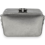 H.LAUFER & CIA LTDA - BOLSA CLUTCH CONFECCIONADA EM COURO, COR PRATA, BOLSO INTERNO, ALÇA E FECHAMENTO EM METAL DOURADO, MEDINDO 10 X 15 CM. TRATA-SE DE PEÇA SEMINOVA, PODENDO APRESENTAR SINAIS DE USO, MARCAS DO TEMPO, DESGASTES NATURAIS, PEQUENAS IMPERFEIÇÕES, RESTAUROS, REPAROS E/OU OUTRAS CARACTERÍSTICAS PRÓPRIAS DE SUA NATUREZA, USO E ESTADO DE CONSERVAÇÃO, NÃO SENDO TAIS ASPECTOS, POR SI SÓ, MOTIVO PARA DESCLASSIFICAÇÃO, CANCELAMENTO OU QUESTIONAMENTOS POSTERIORES, DEVENDO O ARREMATANTE CONSIDERAR TAIS CONDIÇÕES PREVIAMENTE À OFERTA E ARREMATAÇÃO.