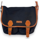 SOFT SHOES - BOLSA TIRACOLO CONFECCIONADA EM TECIDO LONADO, COR PRETA, DOIS BOLSOS EXTERNOS, ALÇA AJUSTAVÉL, FIVELAS EM METAL, MEDINDO 27 X 34 CM. TRATA-SE DE PEÇA SEMINOVA, PODENDO APRESENTAR SINAIS DE USO, MARCAS DO TEMPO, DESGASTES NATURAIS, PEQUENAS IMPERFEIÇÕES, RESTAUROS, REPAROS E/OU OUTRAS CARACTERÍSTICAS PRÓPRIAS DE SUA NATUREZA, USO E ESTADO DE CONSERVAÇÃO, NÃO SENDO TAIS ASPECTOS, POR SI SÓ, MOTIVO PARA DESCLASSIFICAÇÃO, CANCELAMENTO OU QUESTIONAMENTOS POSTERIORES, DEVENDO O ARREMATANTE CONSIDERAR TAIS CONDIÇÕES PREVIAMENTE À OFERTA E ARREMATAÇÃO.